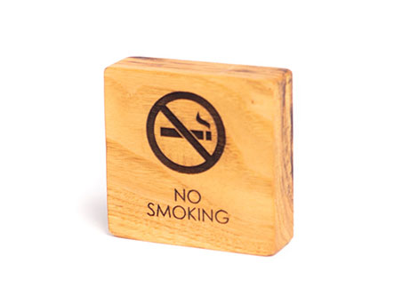 Επιτραπέζια ξύλινη σήμανση μην καπνίζετε