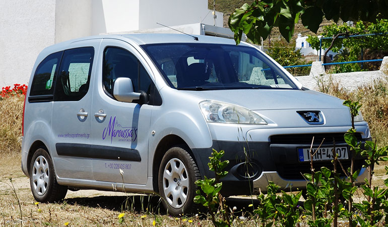 Αυτοκόλλητα για επαγγελματικό αυτοκίνητο ξενοδοχείου στη Σέριφο